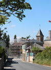 En arrivant de Verruyes, une vue surprenante de la cathédrale de Mazièresmode
