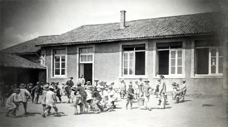 Récréation dans la cour d'école des garçons de Mazières-en-Gâtine en 1900