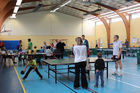 Enfants et parents à la table de ping pong